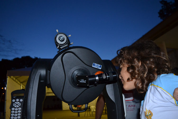 A pequena Helena Beltrão puxou a fila e foi a primeira a ter contato com o telescópio durante a oficina